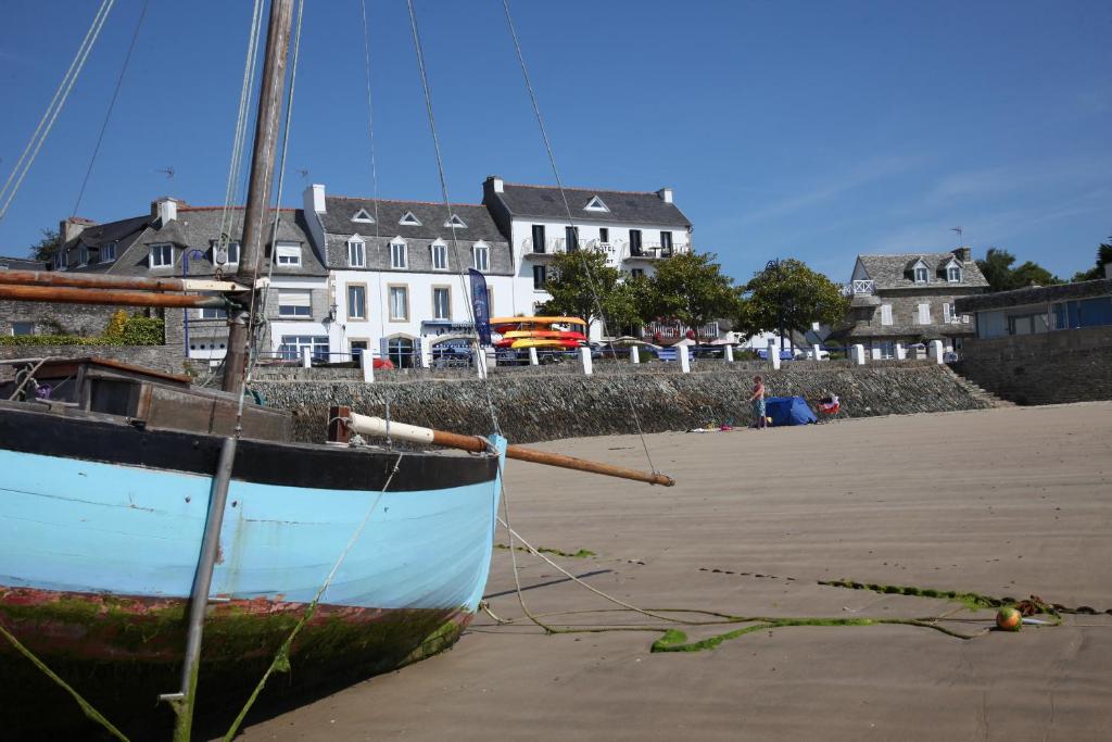 hotel du port locquirec bretagne