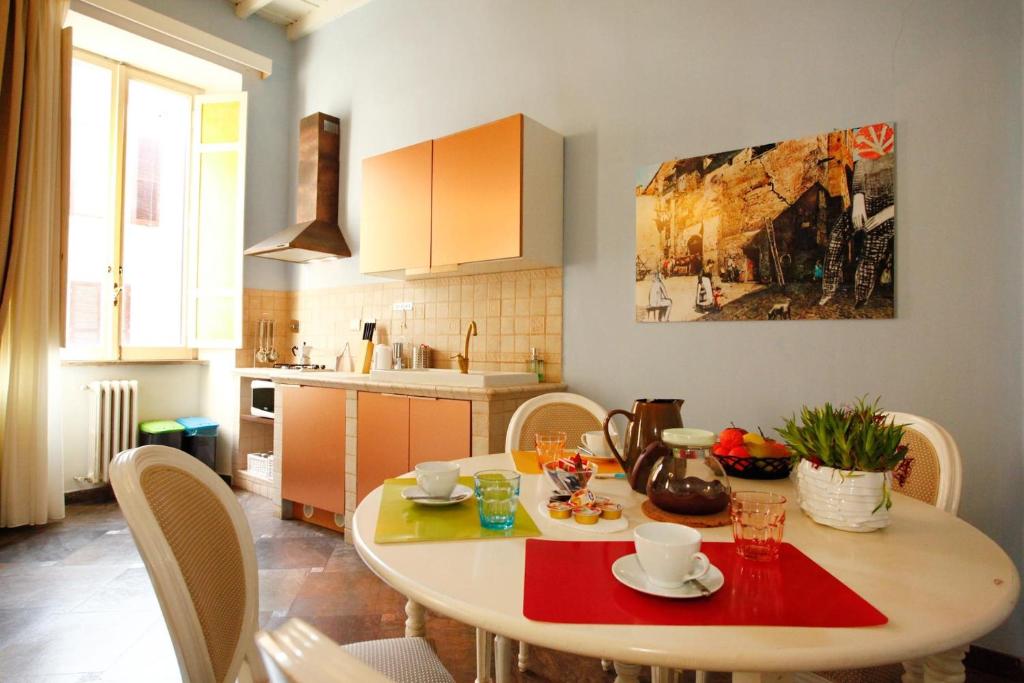 Hôtel Casa De Fiori Apartments Rome table à manger